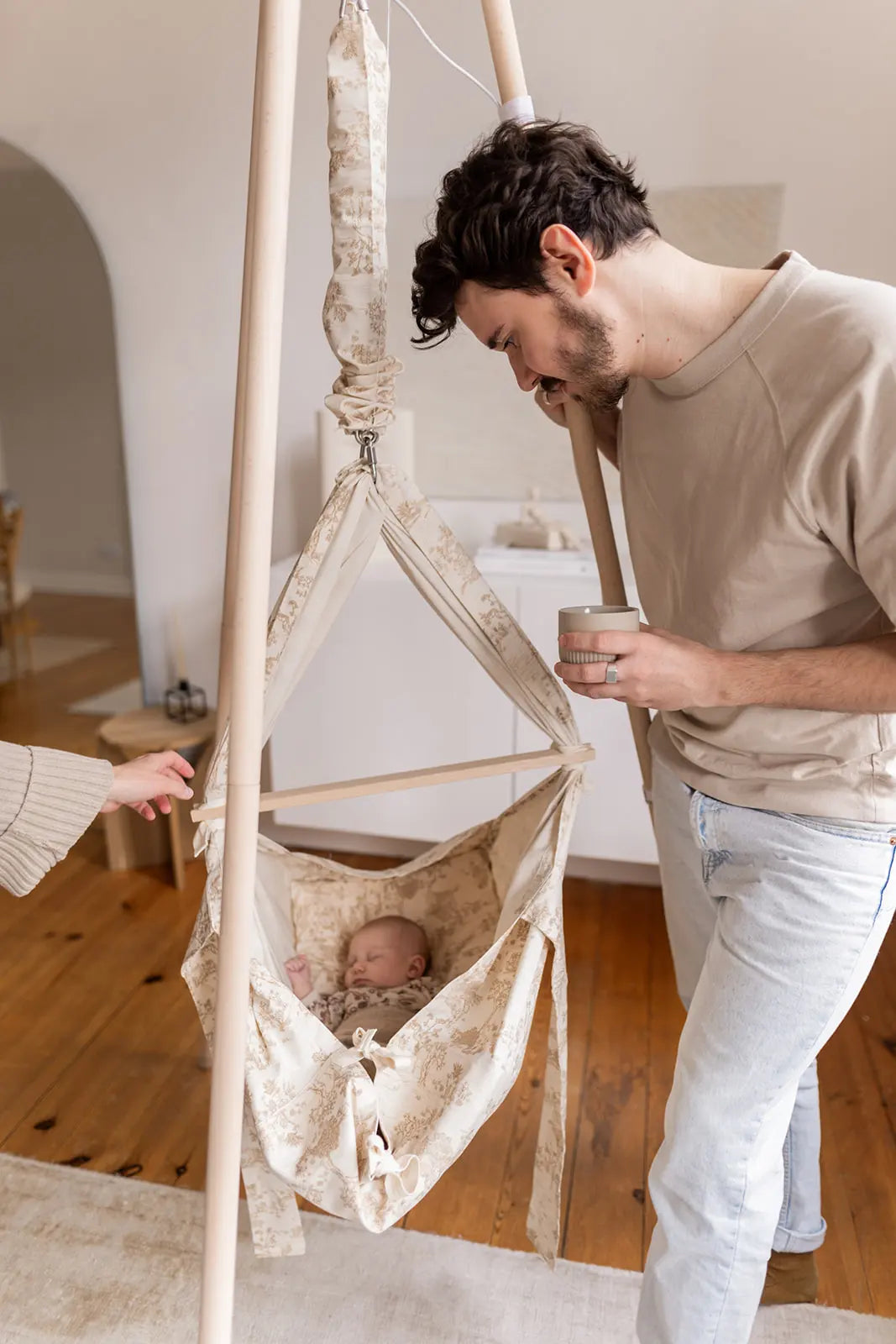 Den Slyngevugge  med motor og Vuggestativ  til din baby